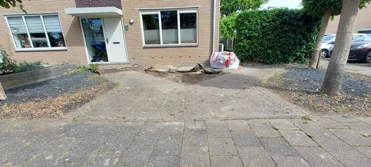 Voortuin nu: open bestrating en een bigbag