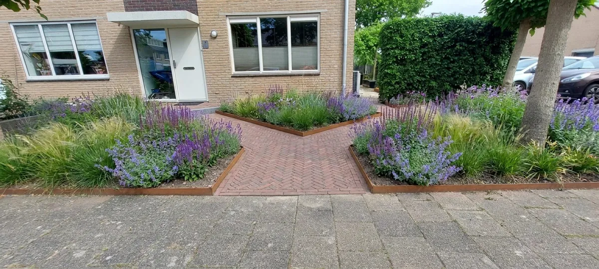 Voortuin na: visgraat klinkerpad en borders