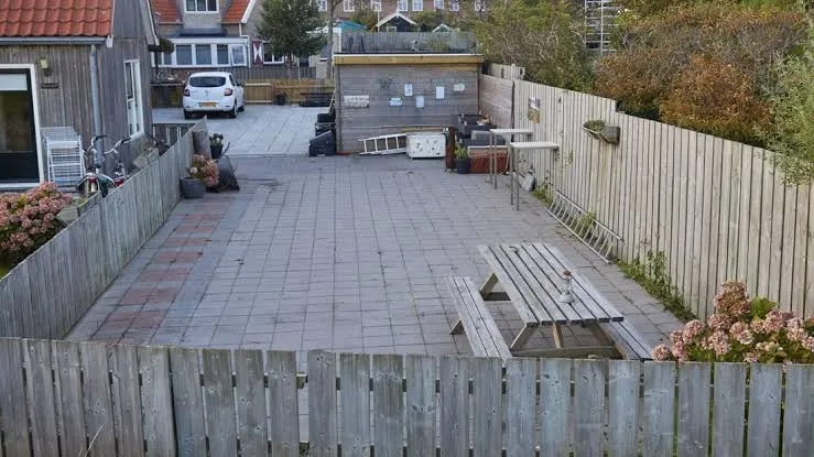 Achtertuin nu: volledig betegeld