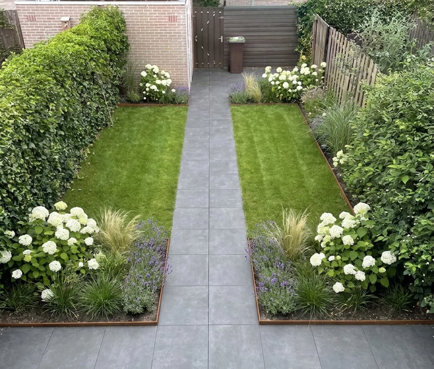 Achtertuin na: gazon, tegelpad en hortensia's